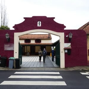 Entrée van Quinta do Arco met stenen muren en groen landschap.