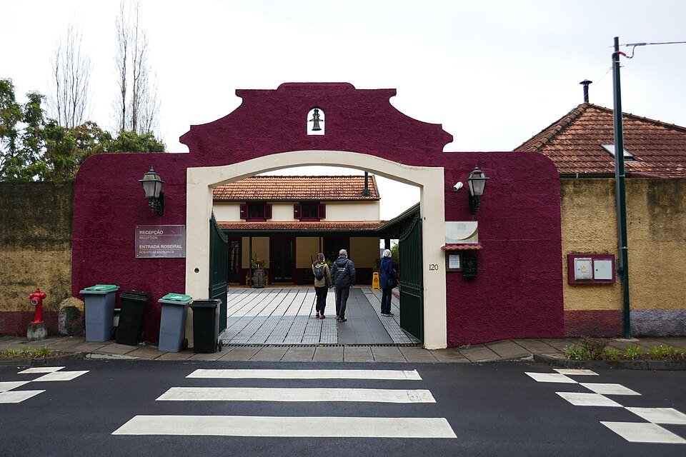 Entrée van Quinta do Arco met stenen muren en groen landschap.