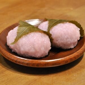 Sakura Mochi, traditionele Japanse zoete rijstcake met kersenbloesemmotief.