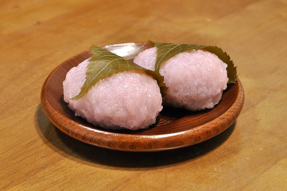 Sakura Mochi, traditionele Japanse zoete rijstcake met kersenbloesemmotief.