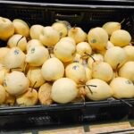 Vers en sappig Chinapeer op een witte achtergrond. Heldergroene schil en sappige textuur.