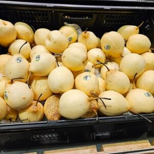 Vers en sappig Chinapeer op een witte achtergrond. Heldergroene schil en sappige textuur.