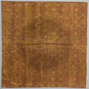 Zijden brokaat van karmijnrood op goud patroon.