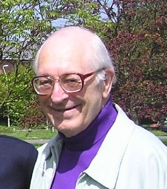 Portret van stijlvolle man Gordon Douglas Rowley in formele outfit.