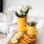 Kolibri Orchids | Witte orchidee 'Nazaré' + Fish pot oranje - potmaat Ø9cm | bloeiende kamerplant - vers van de kweker - Afbeelding 2