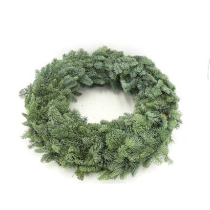 Nobilis Krans van Ø50cm met volle, donkergroene takken in een cirkelvormige decoratie. Perfect voor Kerst.
