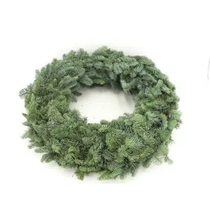 Nobilis Krans van Ø50cm met volle, donkergroene takken in een cirkelvormige decoratie. Perfect voor Kerst.